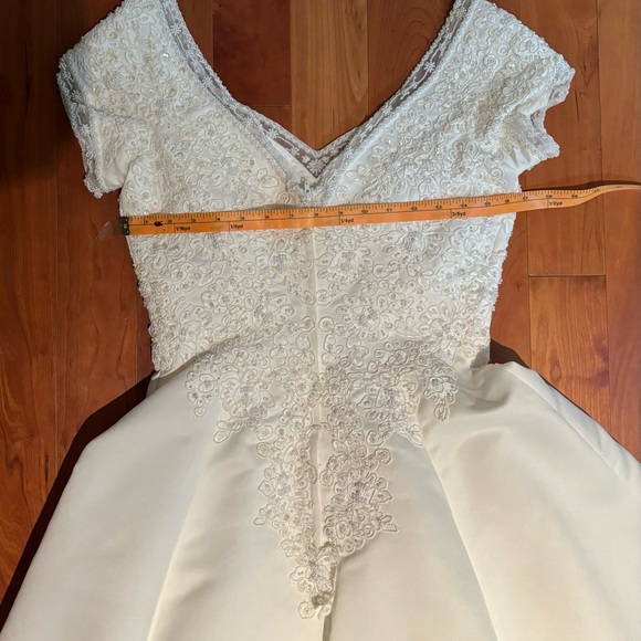 Off white bridal gown, never altered with matching tiara and matching veil. - Picture 9 of 12